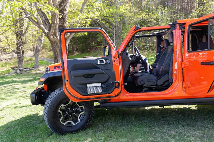 How to Effortlessly Remove Doors from your Jeep Gladiator: Ultimate Guide